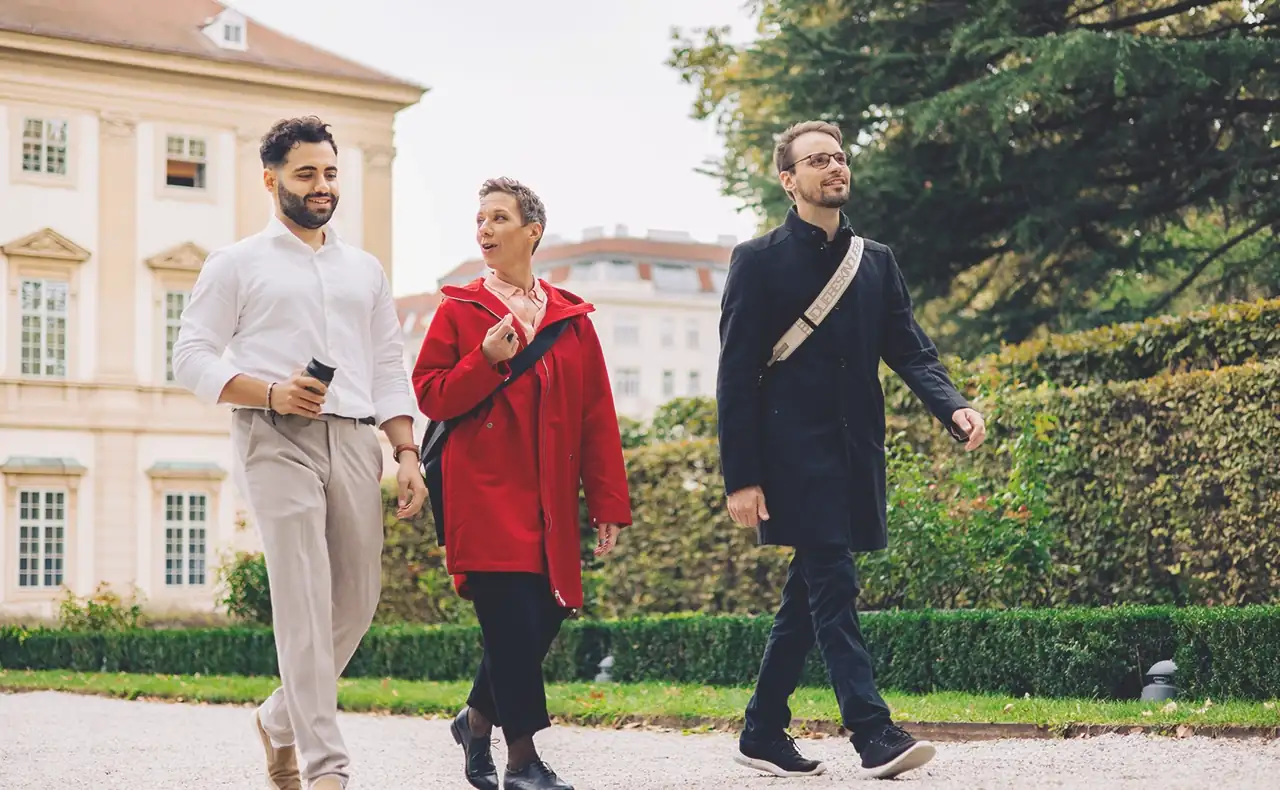 Daniel Winzer, Dagmar Jiresch und Youssef Kawmi beim gemeinsamen Spaziergang durch den Park des Palais Liechtstein in unmittelbarer Nähe zum marketmind Büro.