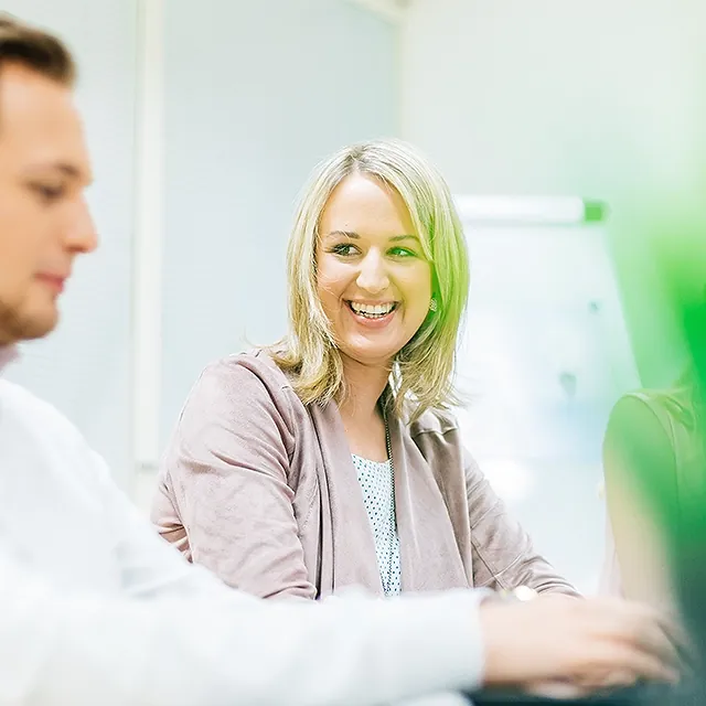 Katrin Groiss-Schuster diskutiert mit Matthias Obermeier in einem Workshop - kreative Ideenfindung und positive Stimmung beim Brainstorming.