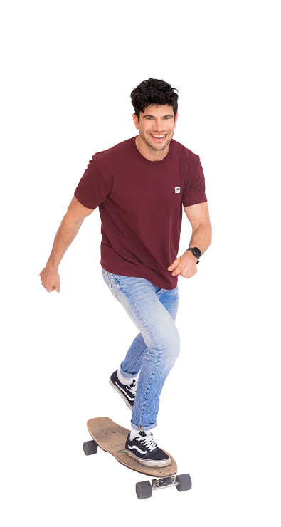 Christoph Halbertschlager, MA fährt schwungvoll auf einem Longboard, lächelt und trägt sportlich-leger Jeans und Shirt - voller Dynamik und Spass an Bewegung.