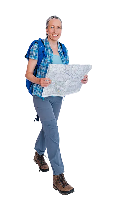Dipl. Math. Dipl. Psych. Klara Kögerler wandert mit Rucksack und grosser Landkarte in den Händen lächelnd nach vorne – naturverbunden, zielstrebig und voller Entdeckerfreude.