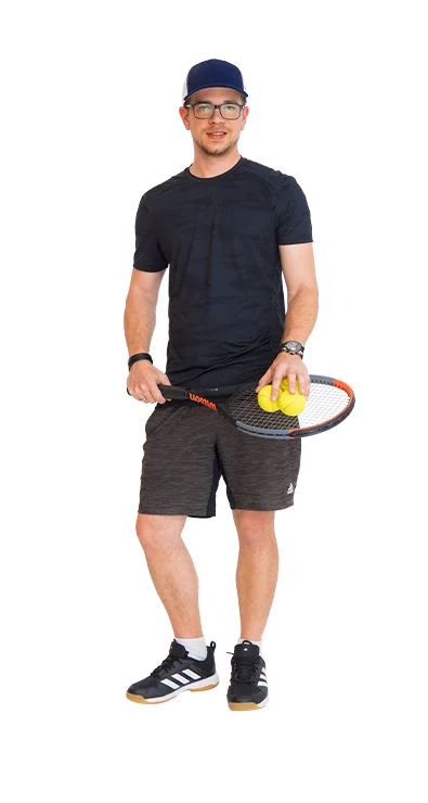 Matthias Kausel, MSc (WU) steht im Sportoutfit mit Tennisschläger in der Hand und zwei Tennisbällen - sportlich, fokussiert und bereit für das nächste Match.