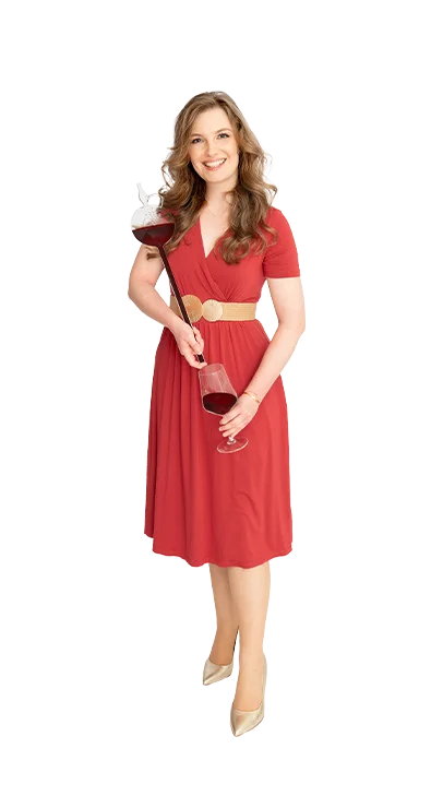 Viktoria Groiss, MA hält ein Weinthermometer in der einen und ein Weinglas in der anderen Hand - als leidenschaftliche Weinliebhaberin sind ihr Details wichtig.
