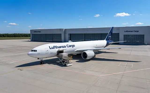 Frachtflugzeug der Lufthansa Cargo auf einem Rollfeld bei Sonnenuntergang. Bild steht für globale Logistiklösungen und den effizienten Gütertransport per Luftfracht.